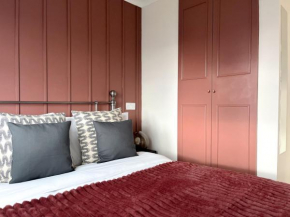 Serenity Lodge, Riverside with Free Parking